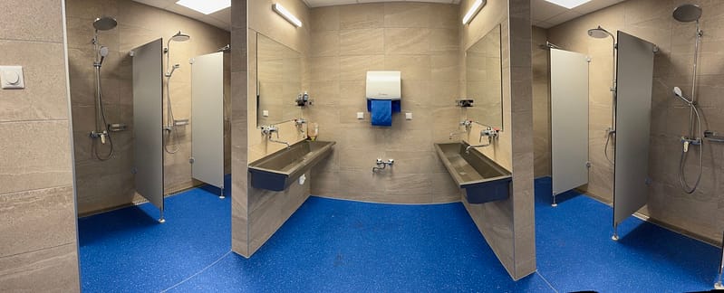 HELDECO hat für seine Mitarbeitenden moderne und ansprechend gestaltete Sanitärräumlichkeiten geschaffen. (Foto: HELDECO)