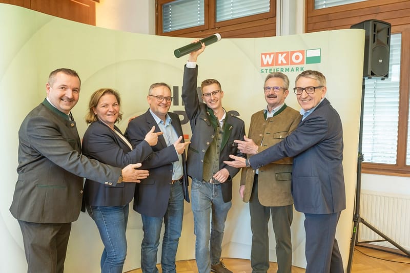 So sehen Sieger aus: Christoph Aigner (m.) bei der Verleihung des Meisterbriefs (Foto: Foto Fischer)