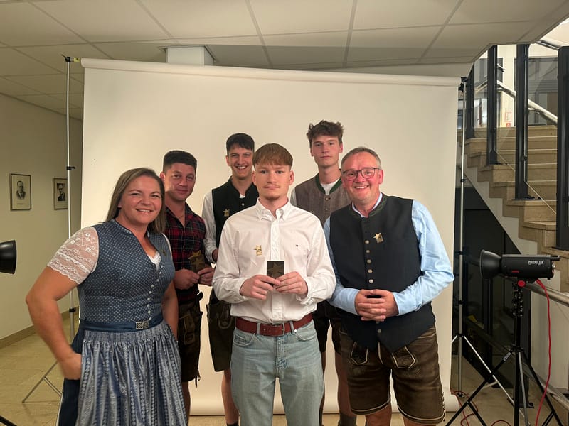 Die Unternehmenslenker Sabine Dettenweitz (l.) und Helmut Dettenweitz gratulieren den "Stars of Styria" sowie Lehrlingsausbilder Siegfried Schäffer (Foto: HELDECO)